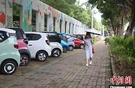 （中国这十年·见微）充电站密度超加油站 柳州变“电动车之都”