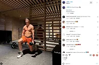 肌肉线条完美????????莱万晒健身照：在健身房的早晨