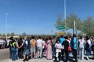 人气火爆！众多皇马球迷在训练基地外蹲守球队
