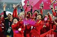 中国女足不穷且富，你们值得！