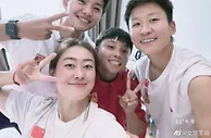 王霜晒与吴海燕、张琳艳、娄佳慧自拍：明天凌晨战瑞士，敬请关注