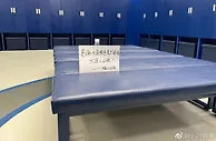 梭鱼湾足球场迎来首场正式比赛，大连人U21队球员主动打扫更衣室