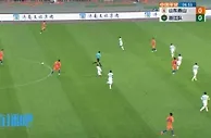 差点被动进球????费莱尼站在原地将传中球碰到了门柱上