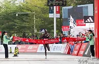 2023广马男女冠军出炉！国内男冠军再现C罗经典庆祝方式