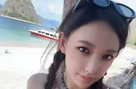 程潇在印尼放飞自我，泳衣自拍第二弹，“奶潇”称号当之无愧！