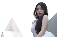 白色之舞！连体衣美女街头漫步，身材曼妙，回头率嘎嘎的！