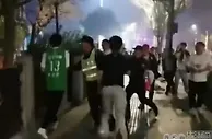 辽浙赛后冲突上热搜！浙江球迷遭暴揍原音曝光，媒体人怒批太野了