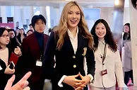 奥运冠军谷爱凌受邀往哈佛演讲，金发大波浪搭学生西装太养眼了！