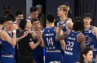 女网红自曝上海男篮外援约她去酒店，照片曝光，难怪他把持不住