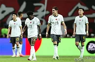国足回国成功臣！球迷向郑智竖大拇指，领导献花，洋帅搂大妈合影