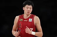双双离场！周琦复出战被驱逐 杨瀚森拿两双六犯罚下