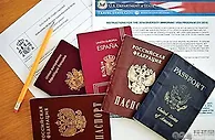 电诈抓不完！泰女载两男被查，车藏百本中国等假护照！