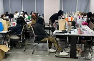 宿务再爆爱情诈骗窝点！嫌疑人集体逃逸，警方申请网络搜查令缴获大量设备