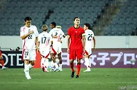 东亚杯-张玉宁失单刀 国足0-2不敌日本遭两连败