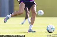 莱万缺席西甲首轮，社媒晒与爱车合照：夏天骑自行车感觉更棒！