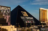 Diller出价$180亿追MGM Fertitta吞Caesars 双雄逆风押注拉斯维加斯未来