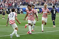 时隔96年美国队“虐杀”巴拉圭队 单场4球刷新队史世界杯纪录