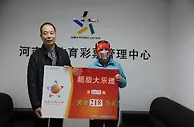 错失体彩37亿巨奖彩民兑250万戴变形金刚面具