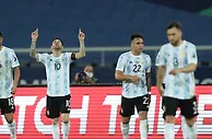 足球赛报：美洲杯战报，阿根廷1-1智利 梅西轰任意球世界波 灯光秀缅怀马拉多纳