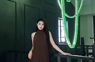 网红模特，面容精致优雅，时尚紫色长筒袜
