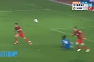 奋不顾身！黄紫昌头部救球被撞后倒地不起，经治疗后返场