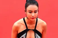 瑜伽女神母其弥雅亮相戛纳电影节 镂空装吸睛