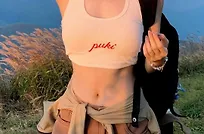 小露蛮腰的美女潮图壁纸