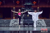 北体校花付佳美与道长同打太极拳 劈一字马秀长腿翘臀